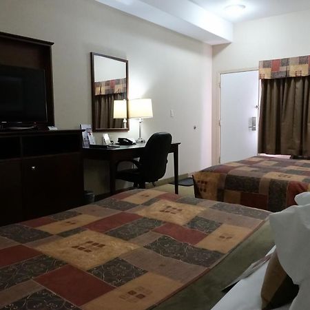 Ramada By Wyndham Weyburn Hotel Kültér fotó