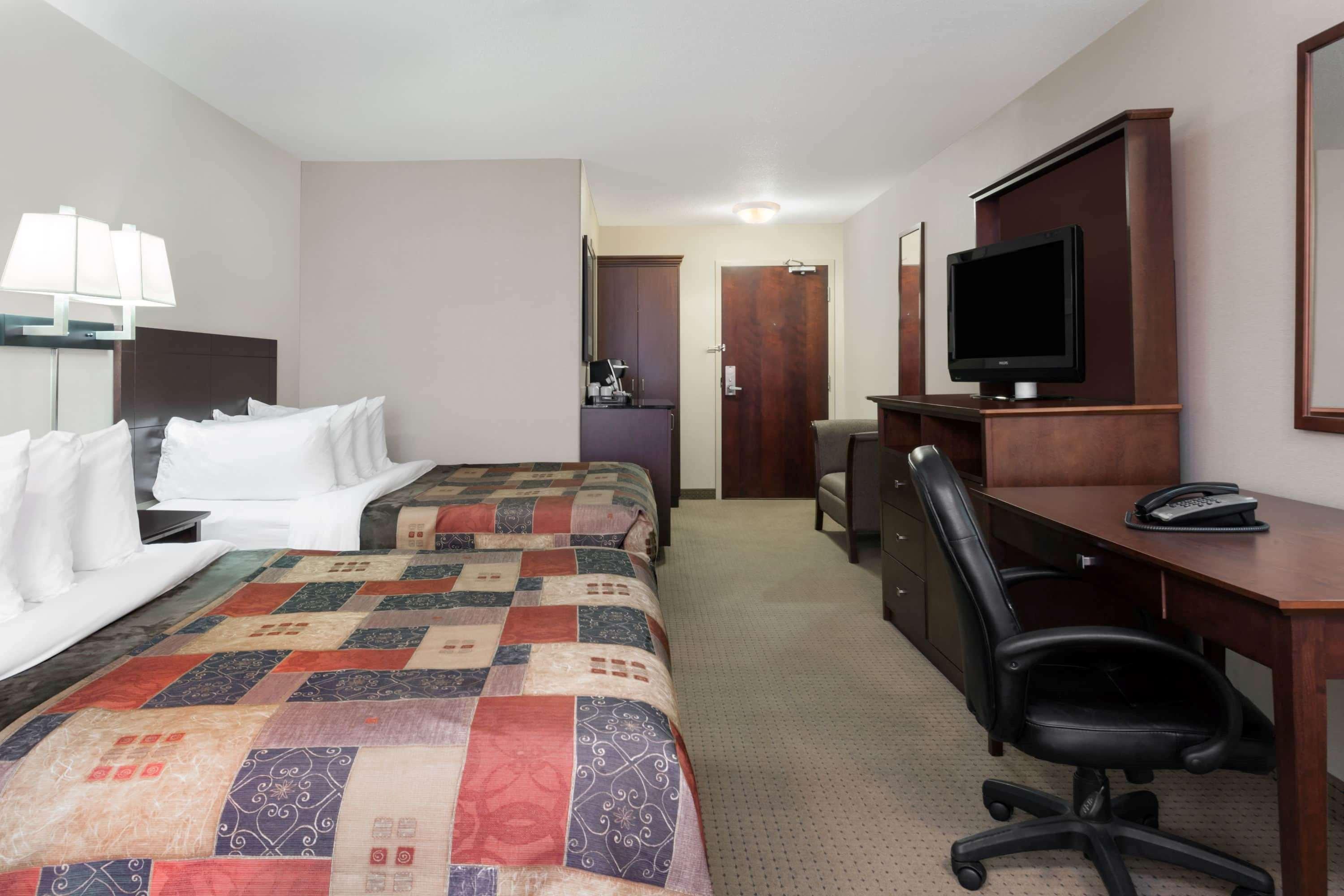 Ramada By Wyndham Weyburn Hotel Kültér fotó