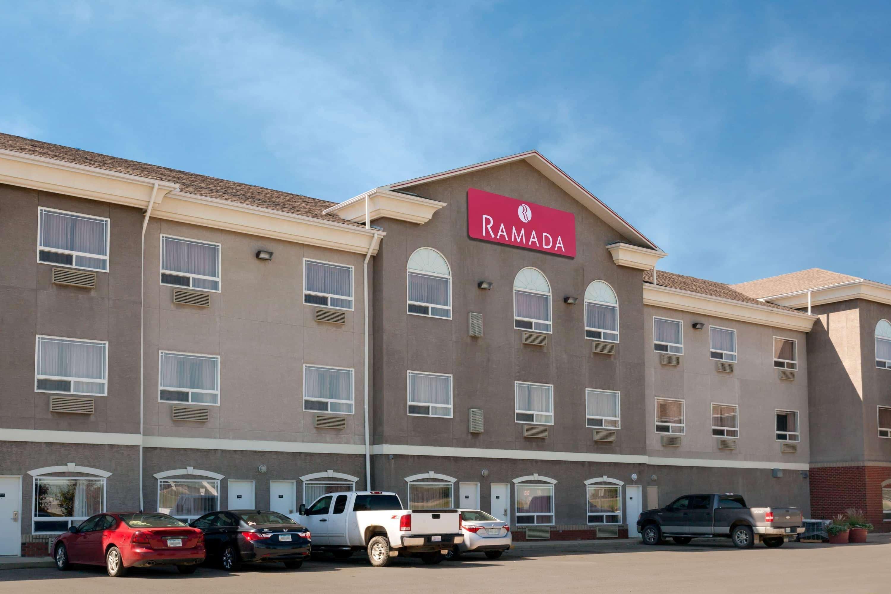Ramada By Wyndham Weyburn Hotel Kültér fotó