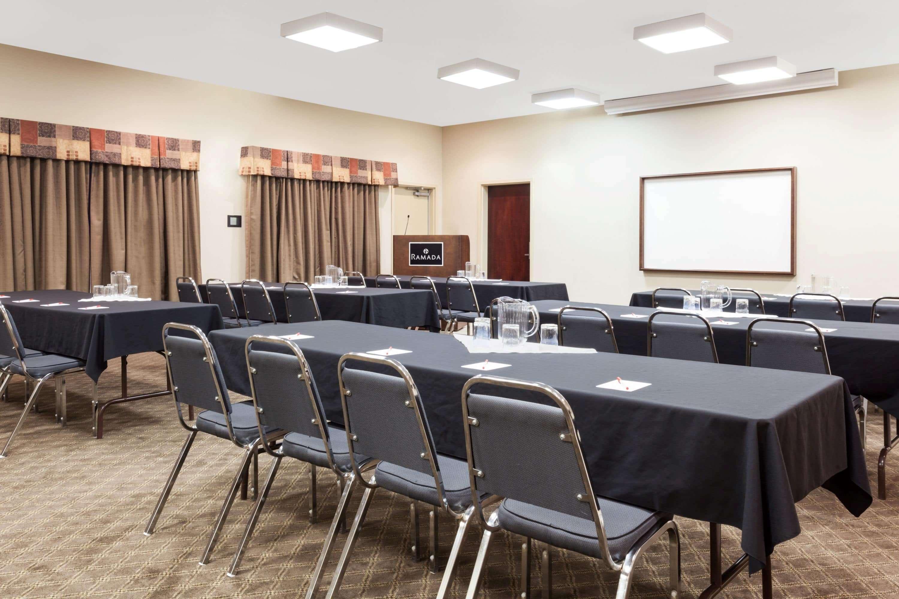 Ramada By Wyndham Weyburn Hotel Kültér fotó
