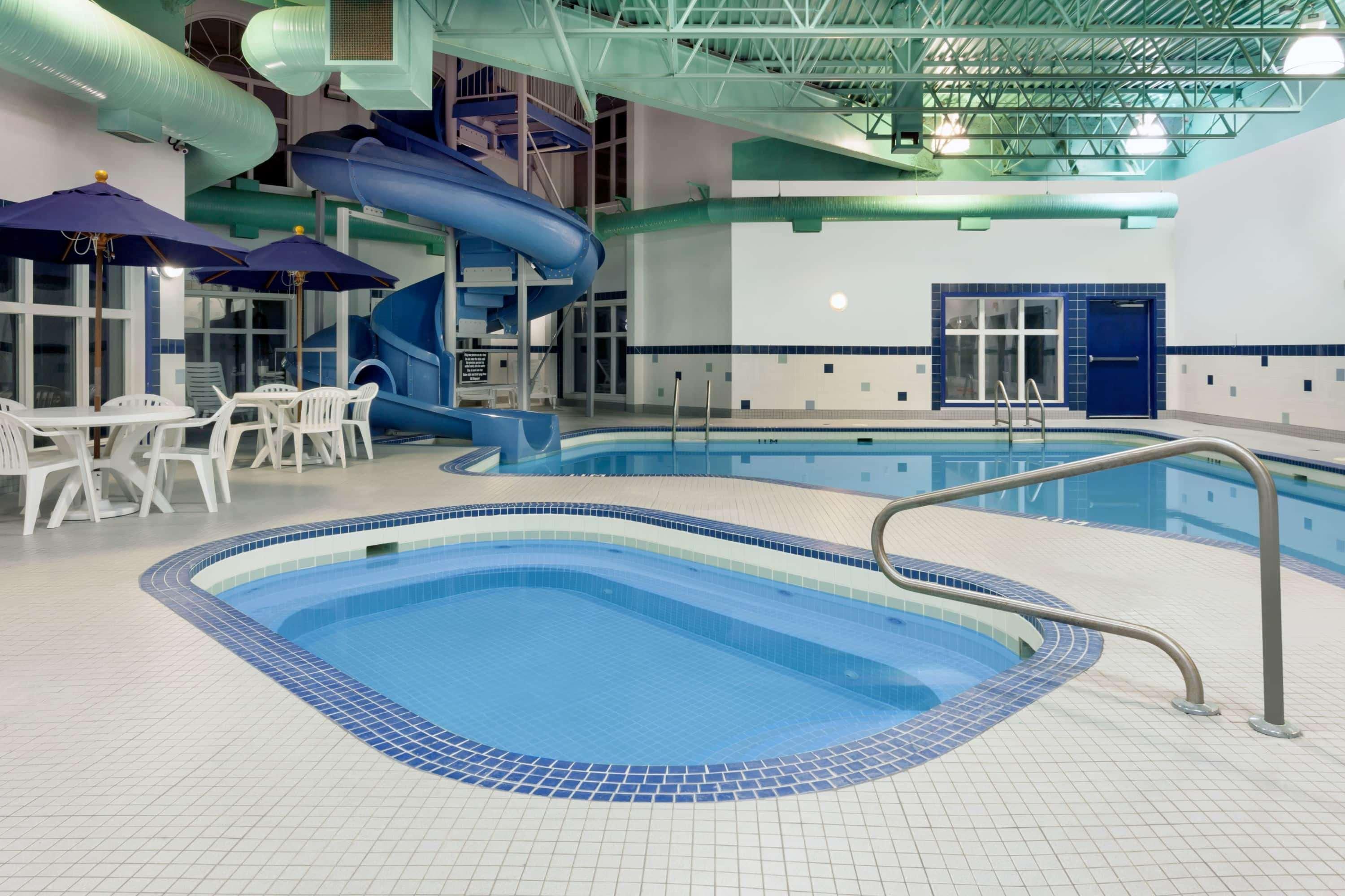 Ramada By Wyndham Weyburn Hotel Kültér fotó