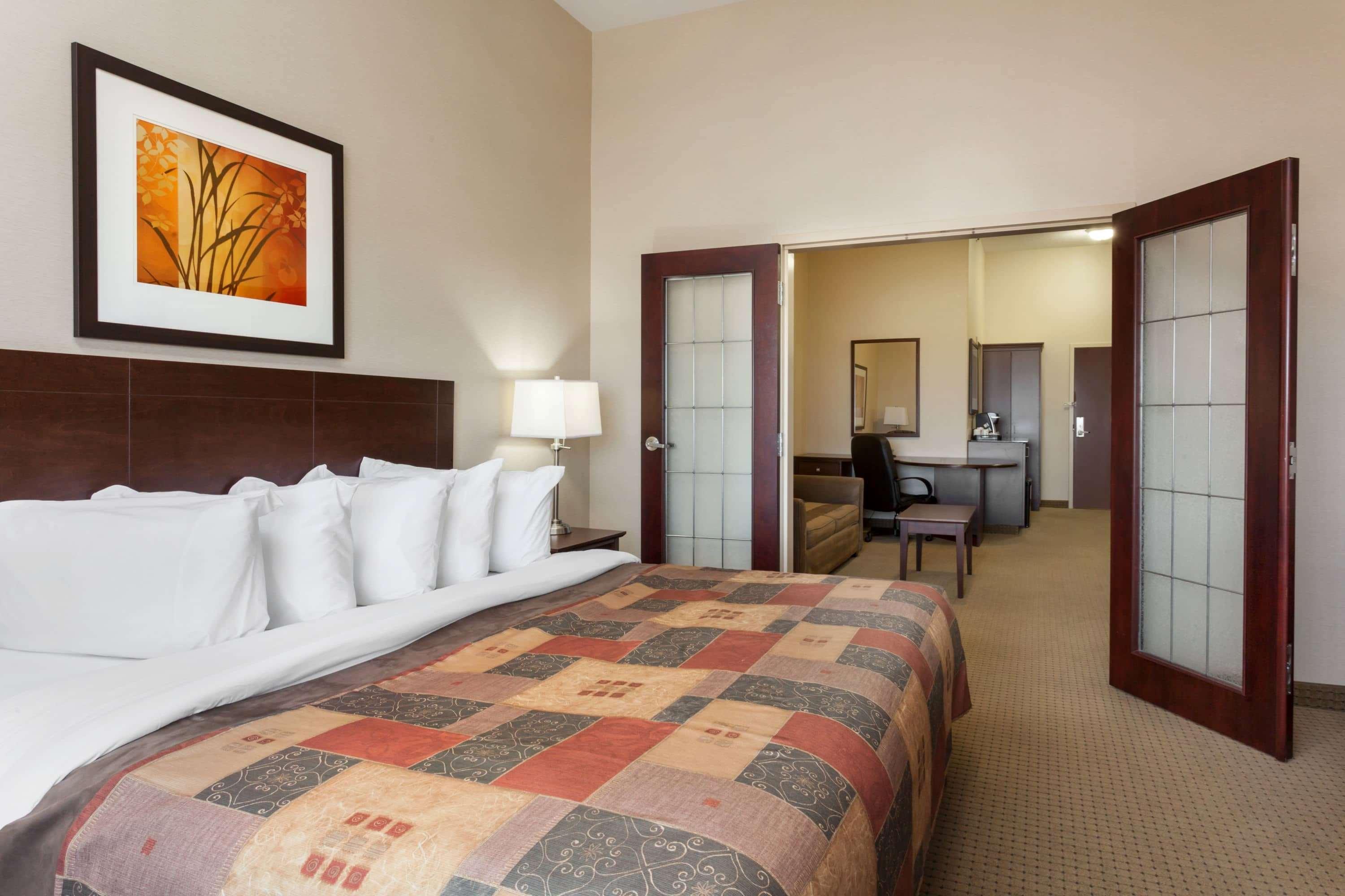 Ramada By Wyndham Weyburn Hotel Kültér fotó