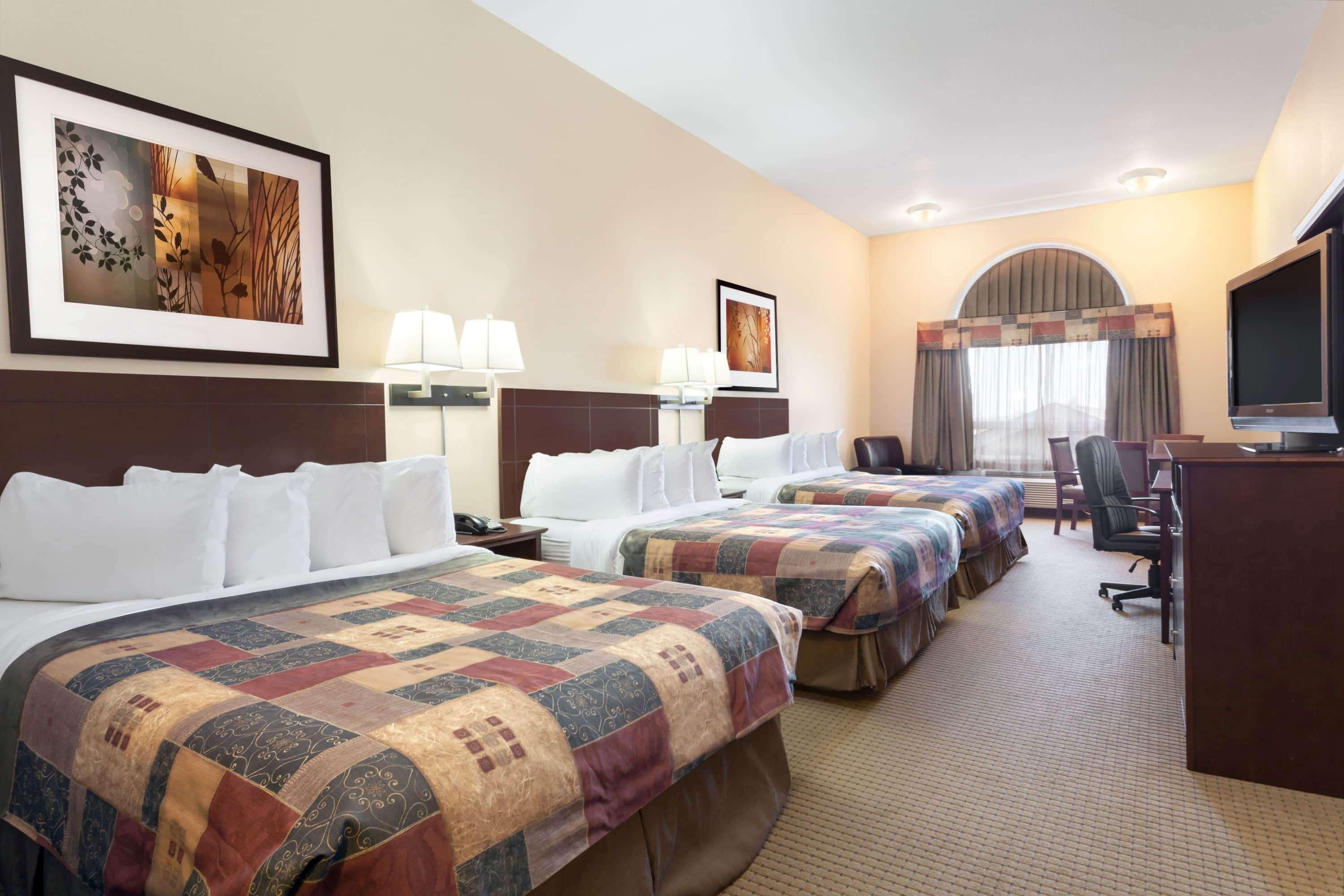 Ramada By Wyndham Weyburn Hotel Kültér fotó