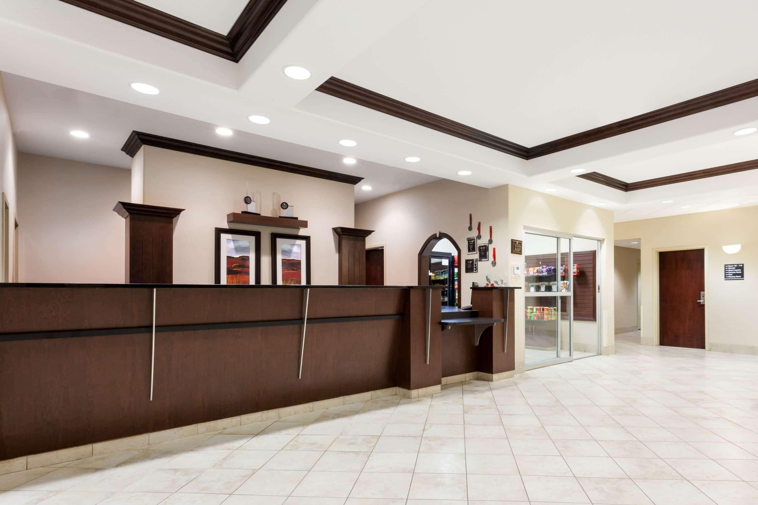 Ramada By Wyndham Weyburn Hotel Kültér fotó
