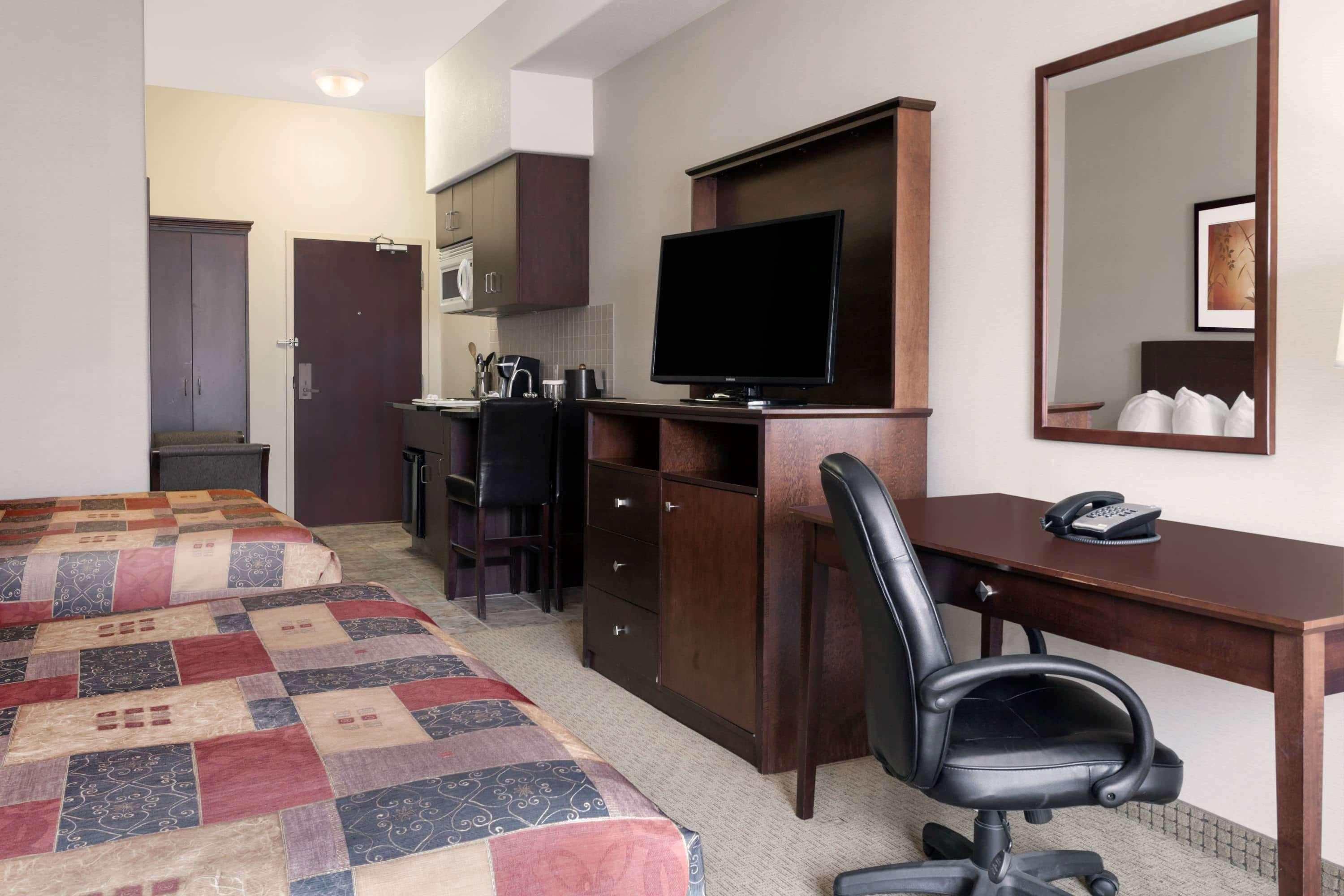 Ramada By Wyndham Weyburn Hotel Kültér fotó