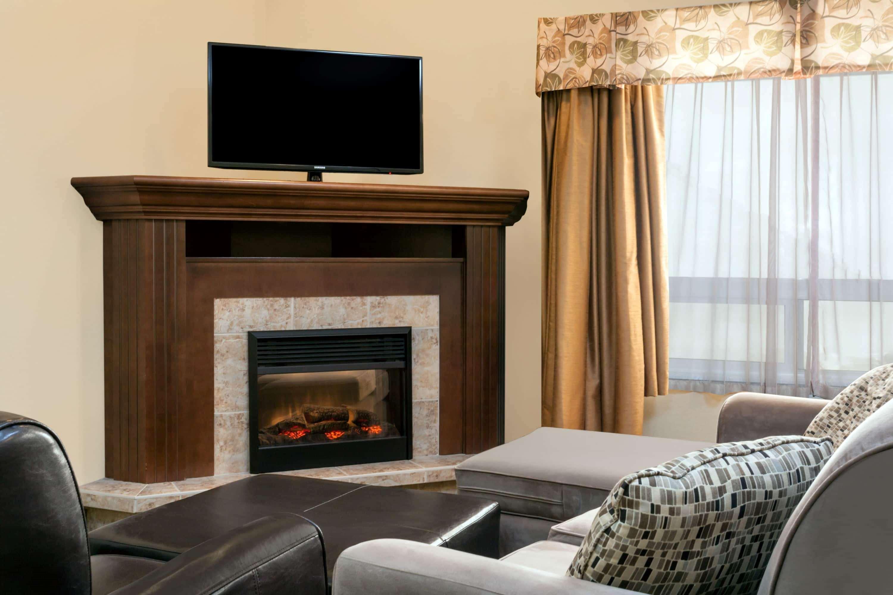 Ramada By Wyndham Weyburn Hotel Kültér fotó