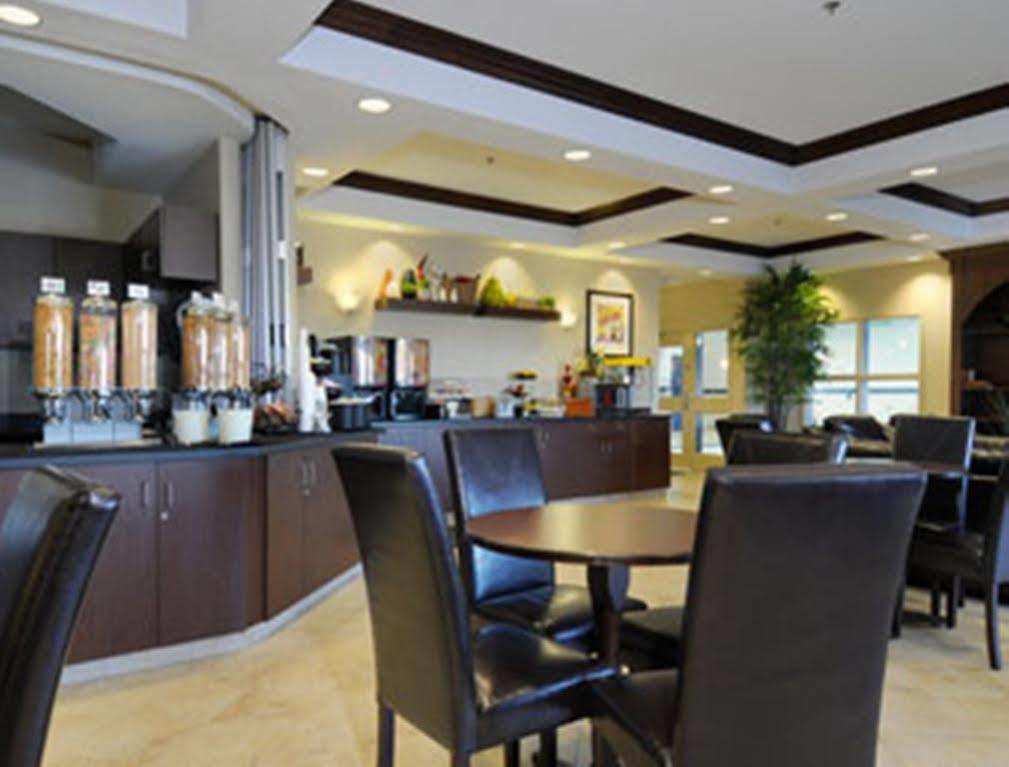 Ramada By Wyndham Weyburn Hotel Kültér fotó