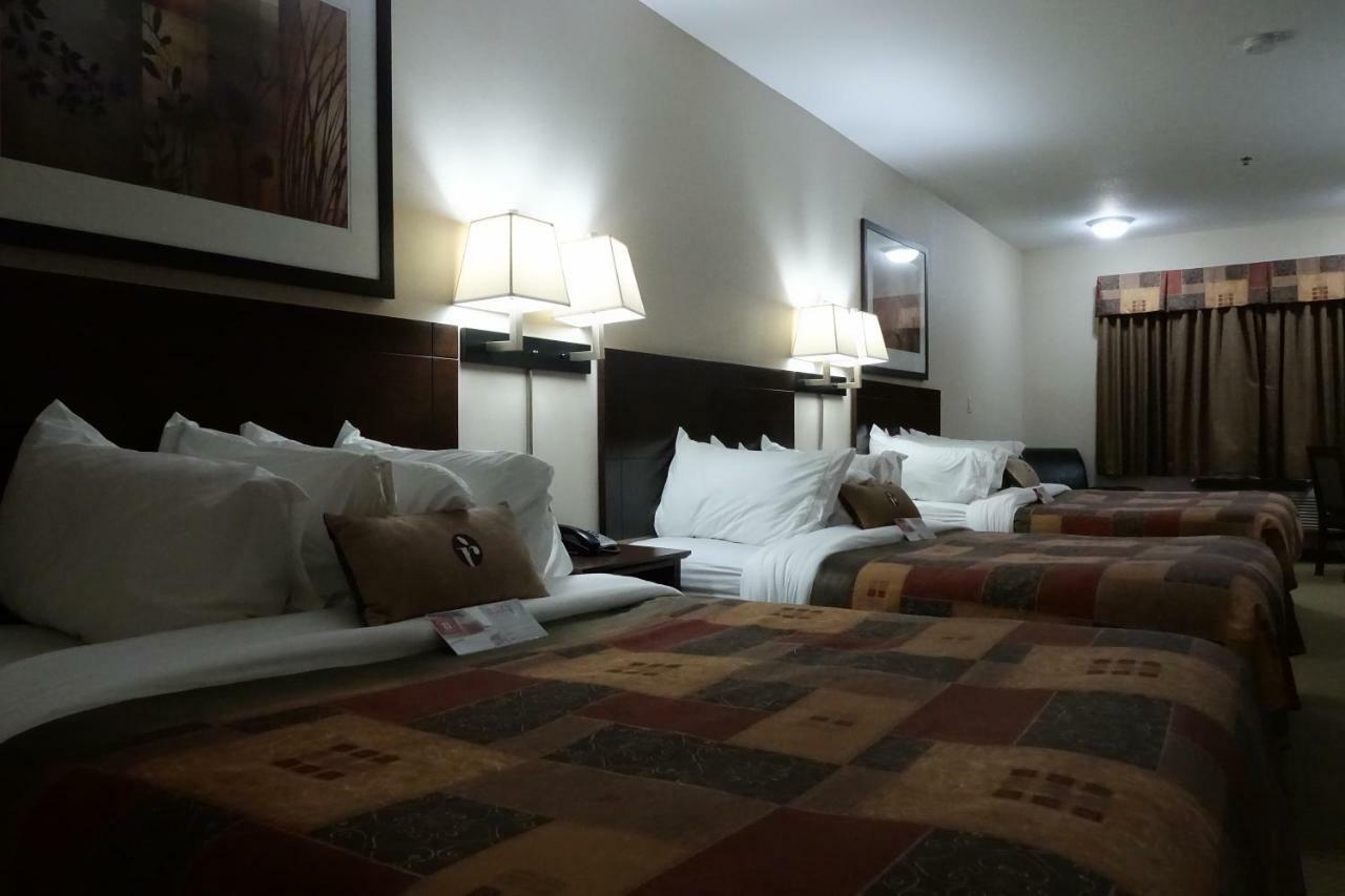 Ramada By Wyndham Weyburn Hotel Kültér fotó