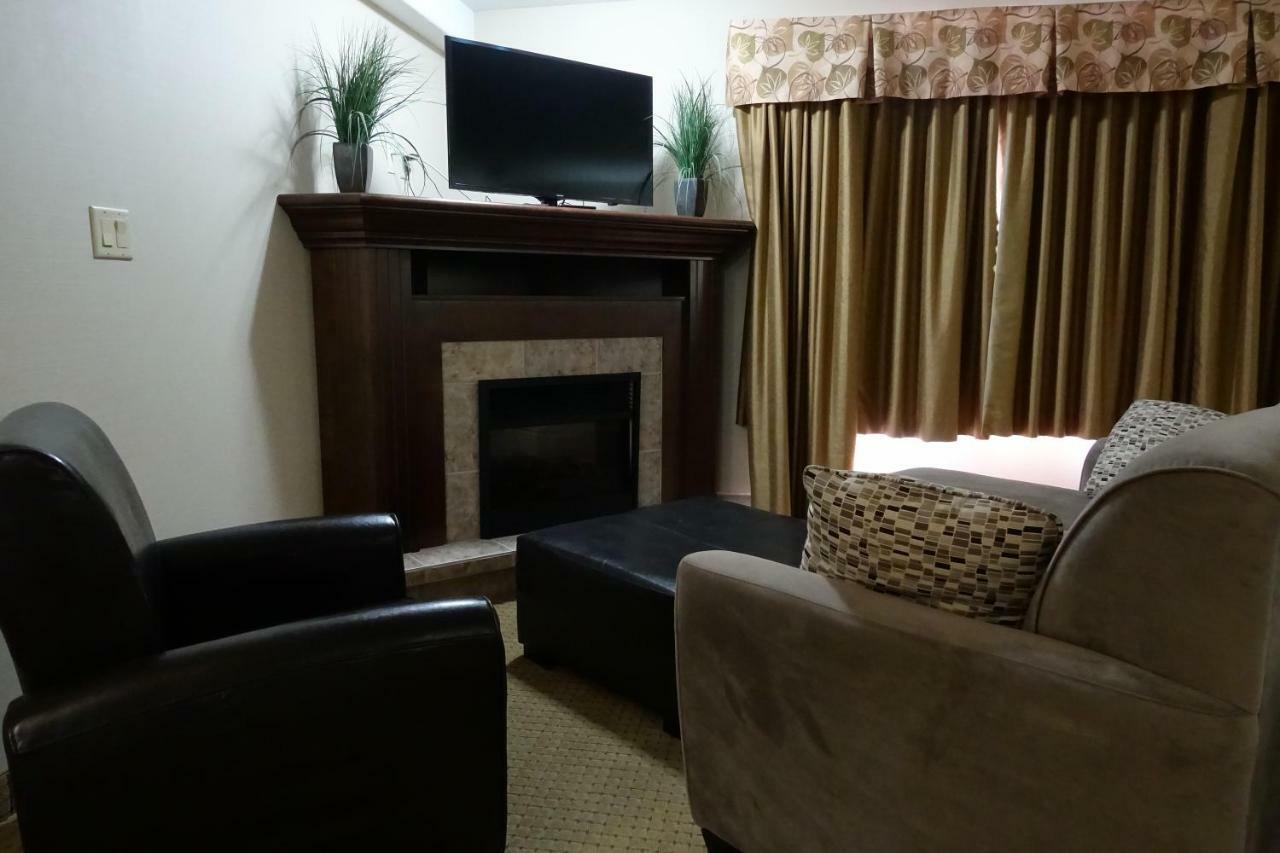 Ramada By Wyndham Weyburn Hotel Kültér fotó