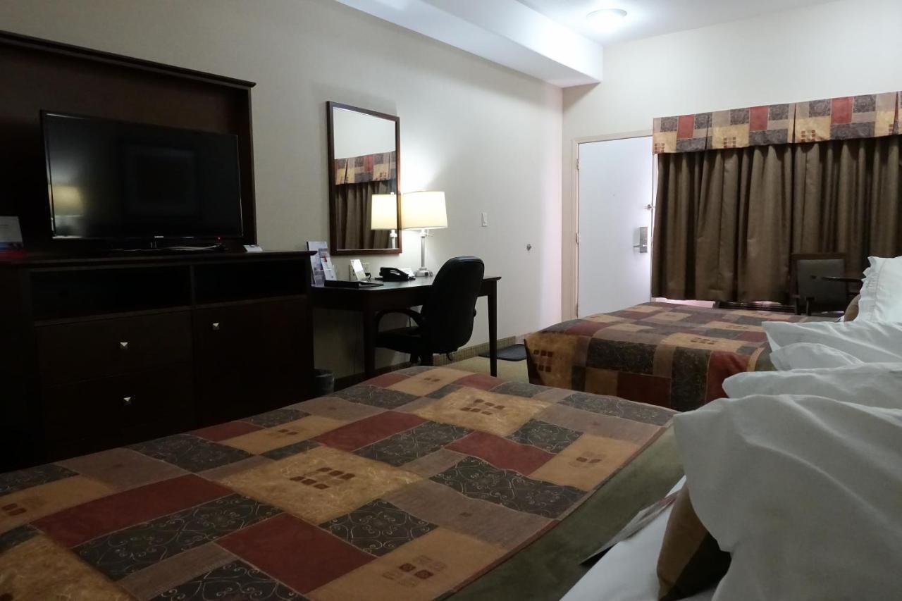 Ramada By Wyndham Weyburn Hotel Kültér fotó